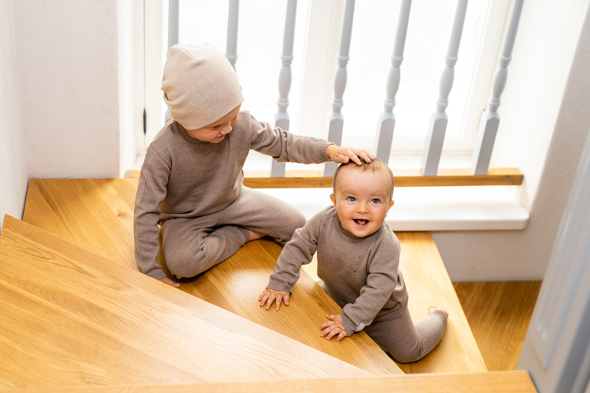 Meriinovillased beebide ja laste kootud püksid on kerged ja mugavad, sobivad hästi kanda sooja pesuna ning on kaunid ka pealisriidena.